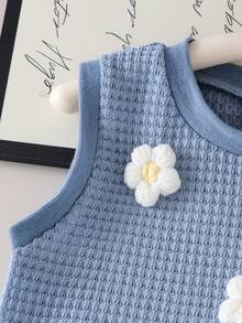 SHEIN Genkimix Kids 小女孩钩针镂空针织打底衫，蓝色牛仔短裤，白色无袖碎花背心，甜美户外度假活力女孩套装 - 淺藍色 - 查看 4