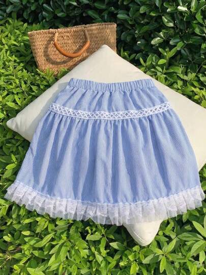 Elladie kids 这款浅蓝色法式田园风女童半身裙，采用柔软亲肤的轻盈面料制成，搭配高腰弹力设计，穿着舒适贴合；层叠荷叶边裙摆，飘逸灵动；腰间饰有3D立体花朵，增添可爱俏皮感；宽松的廓形，尽显青春活力。适合休闲外出、公园漫步、野餐、生日派对等春夏场合穿着。