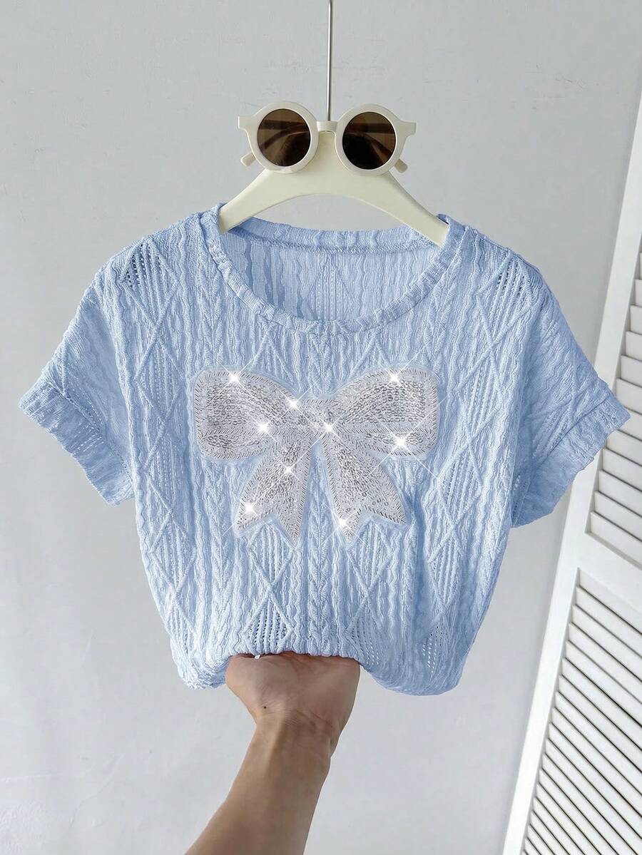 SHEIN Camiseta de niña preadolescente de manga raglán suelta, cuello redondo, texturizada, con bordado y decoración de lazo de cuentas, de color azul claro para primavera/verano - Celeste - Ver 1