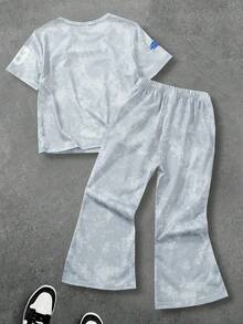 SHEIN 男童夏季套装（2件套），包括：1件白色圆领卡通字母印花T恤，1条红白撞色字母数字印花运动喇叭裤，适合夏季休闲、上学、运动和节日穿着。 - 灰色 - 查看 2