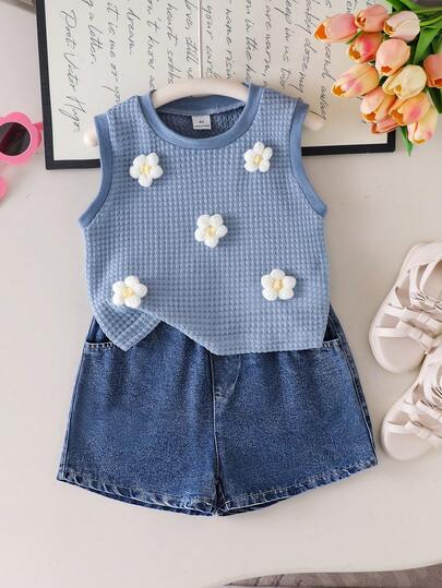 SHEIN Genkimix Kids 小女孩钩针镂空针织打底衫，蓝色牛仔短裤，白色无袖碎花背心，甜美户外度假活力女孩套装