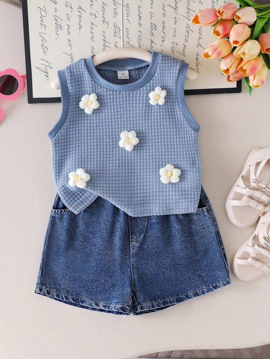 SHEIN Genkimix Kids 小女孩钩针镂空针织打底衫，蓝色牛仔短裤，白色无袖碎花背心，甜美户外度假活力女孩套装 - 淺藍色 - 查看 1