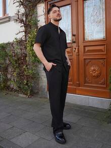 LEOGASHI LEOGASHI 男士夏季纯色短袖单排扣衬衫和裤子休闲套装，男士百搭套装，重磅休闲通勤中国风立领仿麻竹结短袖衬衫和休闲弹力宽松抽绳裤，舒适穿搭 - 黑色 - 查看 5