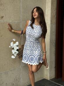 Pariaura 蓝白几何印花无袖圆领连衣裙，收腰设计配荷叶边下摆，休闲度假风无袖连衣裙，女士夏季连衣裙，刺绣图案连衣裙，蓝白连衣裙 - 藍色 - 查看 4