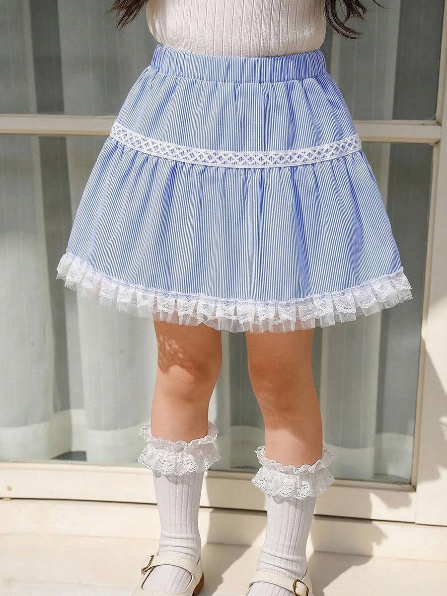 Elladie kids 这款浅蓝色法式田园风女童半身裙，采用柔软亲肤的轻盈面料制成，搭配高腰弹力设计，穿着舒适贴合；层叠荷叶边裙摆，飘逸灵动；腰间饰有3D立体花朵，增添可爱俏皮感；宽松的廓形，尽显青春活力。适合休闲外出、公园漫步、野餐、生日派对等春夏场合穿着。 - 藍色 - 查看 1