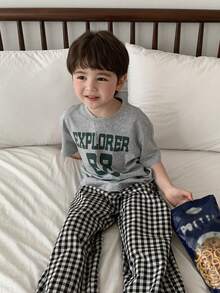 DAZY Conjunto de pijama con top de manga corta con estampado de letras y pantalones a cuadros para niño pequeño - Gris - Ver 7