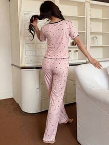 Napfluff Bộ đồ ngủ 2 món gồm áo ngủ tay ngắn cổ vuông in hình trái tim, viền màu tương phản. - Màu Hồng baby - Xem 2