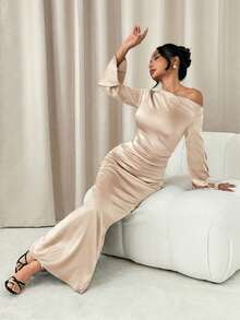 SHEIN PETITE 简约高品质塔夫绸不对称领口褶皱喇叭袖及地鱼尾裙，适合情人节、婚礼等场合穿着。 - 香檳色 - 查看 7