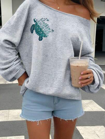 SHEIN EZwear Sudadera holgada de manga larga y hombros descubiertos de color gris claro, con estampado de tortuga marina, de estilo casual retro, adecuada para la playa, festivales de música, vacaciones y otras ocasiones, que transmite el ambiente de una chica de Miami, una opción ideal para la vuelta al cole y el otoño/invierno para mujeres. Esta sudadera de hombros descubiertos/sudadera con estampado de tortuga marina/sudadera gris/top de verano es la elección perfecta para la temporada de vuelta al cole y el otoño/invierno.