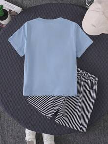 SHEIN Streecool Kids 两件套男童学院风刺绣铅笔裤及条纹休闲短裤，夏季百搭，适合上学、日常出行、度假、休闲、日光浴、返校季等场合。 - 淺藍色 - 查看 2