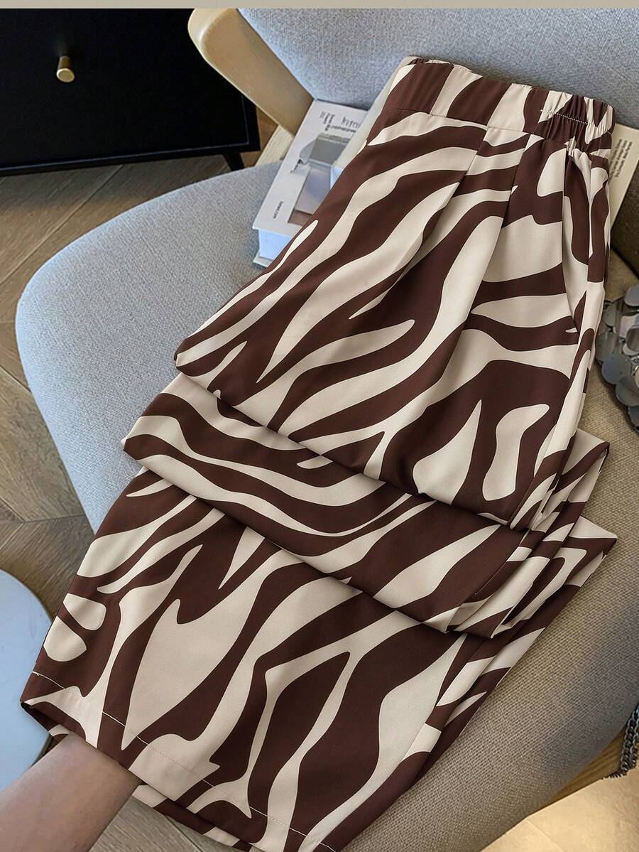 SHEIN Essnce 大码女装春夏时尚休闲宽松舒适日常卡其色几何印花弹力腰带阔腿裤,女式下装,度假装,宽松裤 - 棕色 - 查看 1