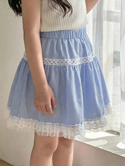 Elladie kids 这款浅蓝色法式田园风女童半身裙，采用柔软亲肤的轻盈面料制成，搭配高腰弹力设计，穿着舒适贴合；层叠荷叶边裙摆，飘逸灵动；腰间饰有3D立体花朵，增添可爱俏皮感；宽松的廓形，尽显青春活力。适合休闲外出、公园漫步、野餐、生日派对等春夏场合穿着。