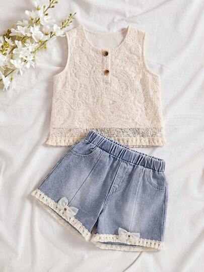 Bộ 2 món thời trang mùa hè cho bé gái: áo không tay viền ren và quần short denim rách.