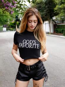 Ananda Vibes Áo thun crop top in họa tiết đơn giản cho nữ, áo thun ôm vừa vặn, áo phông họa tiết GOD'S FAVORITE dành cho nữ - màu đen - Xem 3