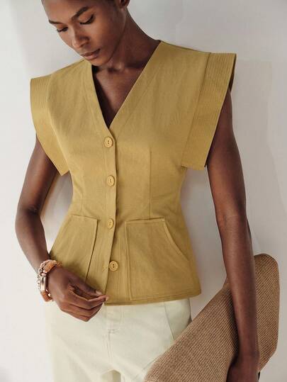 Aveloria Modichic Top sin mangas con cuello en V color mostaza, diseño de hombros oversize, cierre delantero de 4 botones, decoración de bolsillo, cintura ajustada, tela crujiente, estilo retro-moderno, adecuado para trabajo, casual, exposiciones de arte, reuniones de noche, destacando el corte estructurado y el aspecto pulido. Blusa sin mangas de unicolor con decoración de bolsillo, cuello en V y mangas acampanadas, nueva moda primavera/verano europea y americana