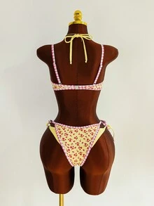 Swim Vcay Bộ bikini 2 mảnh Swim Mod mới về dành cho nữ, kiểu dáng thanh lịch, gợi cảm, phong cách Boho dễ thương, nền vàng phối họa tiết hoa đỏ và viền kẻ caro hồng, áo tam giác và quần buộc dây bên hông - Đồ bơi phong cách Cottagecore ngọt ngào - Dây buộc điều chỉnh tôn dáng, mang đến cảm giác mùa hè biển cả - Hoàn hảo cho kỳ nghỉ hè trên bãi biển, tiệc bể bơi, lễ hội âm nhạc, đám cưới, trang phục nghỉ lễ mùa xuân, trang phục nghỉ dưỡng, kỳ nghỉ nhiệt đới. - Màu vàng - Xem 2