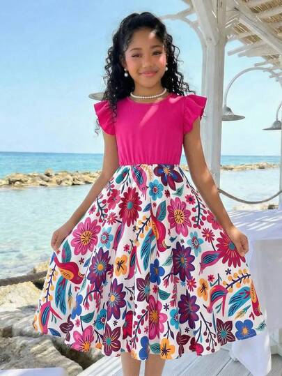 Vestido de niña preadolescente con manga de tapeta, ajuste de cintura y vuelo, con estampado de flores y pájaros coloridos en patchwork en color fucsia