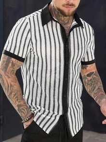 Manfinity CasualCool Camisa de polo de rayas con cuello, de corte recto y manga corta, versátil para uso diario. Camisa de punto con botones para hombre, en blanco y negro. Camisa de malla para hombre, para uso diario, ocio, viajes de fin de semana, actividades al aire libre, expediciones de viaje, entornos de trabajo relajados o ocasiones semi-formales. Regalo para novio/esposo, regalo de aniversario/cumpleaños, fiesta, vacaciones de verano, boda, de primavera a verano, atuendo de crucero, atuendo de yate, atuendo de playa para hombre. - Blanco - Ver 1