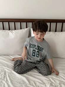 DAZY Conjunto de pijama con top de manga corta con estampado de letras y pantalones a cuadros para niño pequeño - Gris - Ver 5