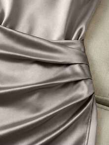 Franclia 时尚新款亮面高领无袖褶皱腰身不对称修身连衣裙，女款 - 灰色 - 查看 3