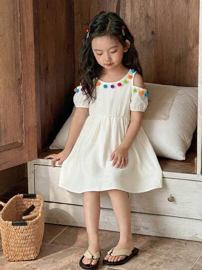 Elladie kids 女童白色编织纹理面料圆领露肩短袖收腰短裙，饰有绒球，色彩缤纷的夏季新品，休闲可爱