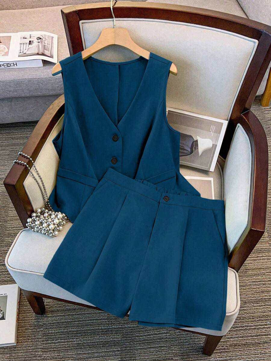 SHEIN Clasi Damen Große Größen Set aus V-Ausschnitt Ärmellos Top und Shorts, Einreiher, Lässig Alltags Outfit - Taubenblau - Übersicht 1