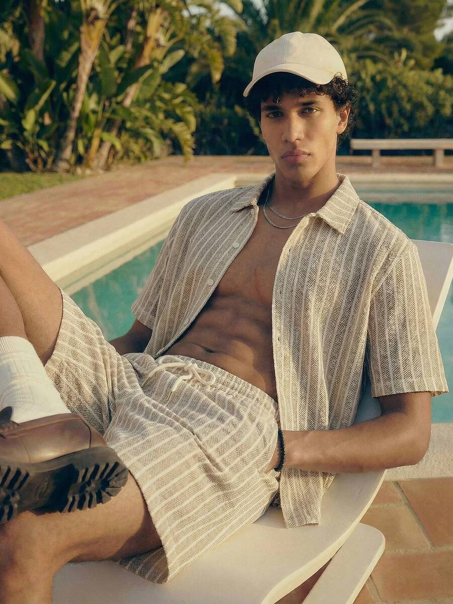 Manfinity Unisex Conjunto de camisa de manga corta con botones delanteros a rayas y pantalones cortos de verano casual para hombre - Caqui - Ver 1