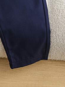 男婴三件套正式绅士套装：白色领结连体衣、可调节背带卡其裤和绅士帽，适合生日派对、宴会、演出、婚礼、迎婴派对、周岁生日庆祝等场合。男婴燕尾服套装，经典婴儿背带裤，男童婚礼正式服装，夏季穿着。 - 藏蓝色 - 查看 8