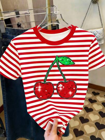 SHEIN Camiseta de manga corta con cuello redondo, estilo minimalista casual para niña, con lindo estampado de cerezas a rayas rojas vintage, adecuada para el verano. Prendas de verano lindas, artículos de verano para niños, artículos para salidas de verano, estilo coreano, cómodo y elegante, estilo Y2K, Kawaii, para fiestas, uso diario, vacaciones, cómodo, verano 2026, estilo Cottagecore, casual de fin de semana, salidas familiares, atuendos para sesiones de fotos, relajado, tops gráficos para bebés y niños