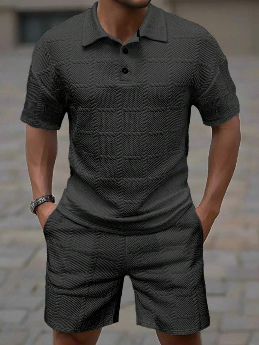 Manfinity Homme 男士夏季休閒純色短袖 Polo 衫與短褲套裝(不對稱)兩件式連身套裝 正式穿搭男裝 - 深灰色 - 查看 1