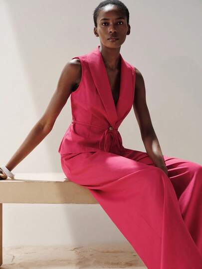 Aveloria Modichic 酒红色西装领，马甲式无袖上衣，单扣腰身设计，抽绳可调节，阔腿裤，垂坠感面料，现代职场风格，适合时尚通勤、正式场合、商务会议、晚宴、都市日常生活，展现自信干练与优雅气质。时尚高端西装领法式复古无袖马甲裤两件套女装