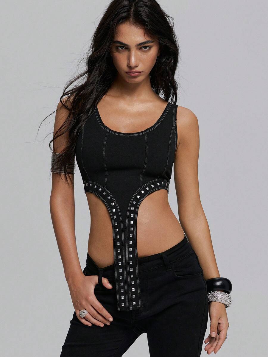 TypaGal Camiseta de mujer de unicolor con decoración de remaches y bajo asimétrico, de moda y sexy - Negro - Ver 1