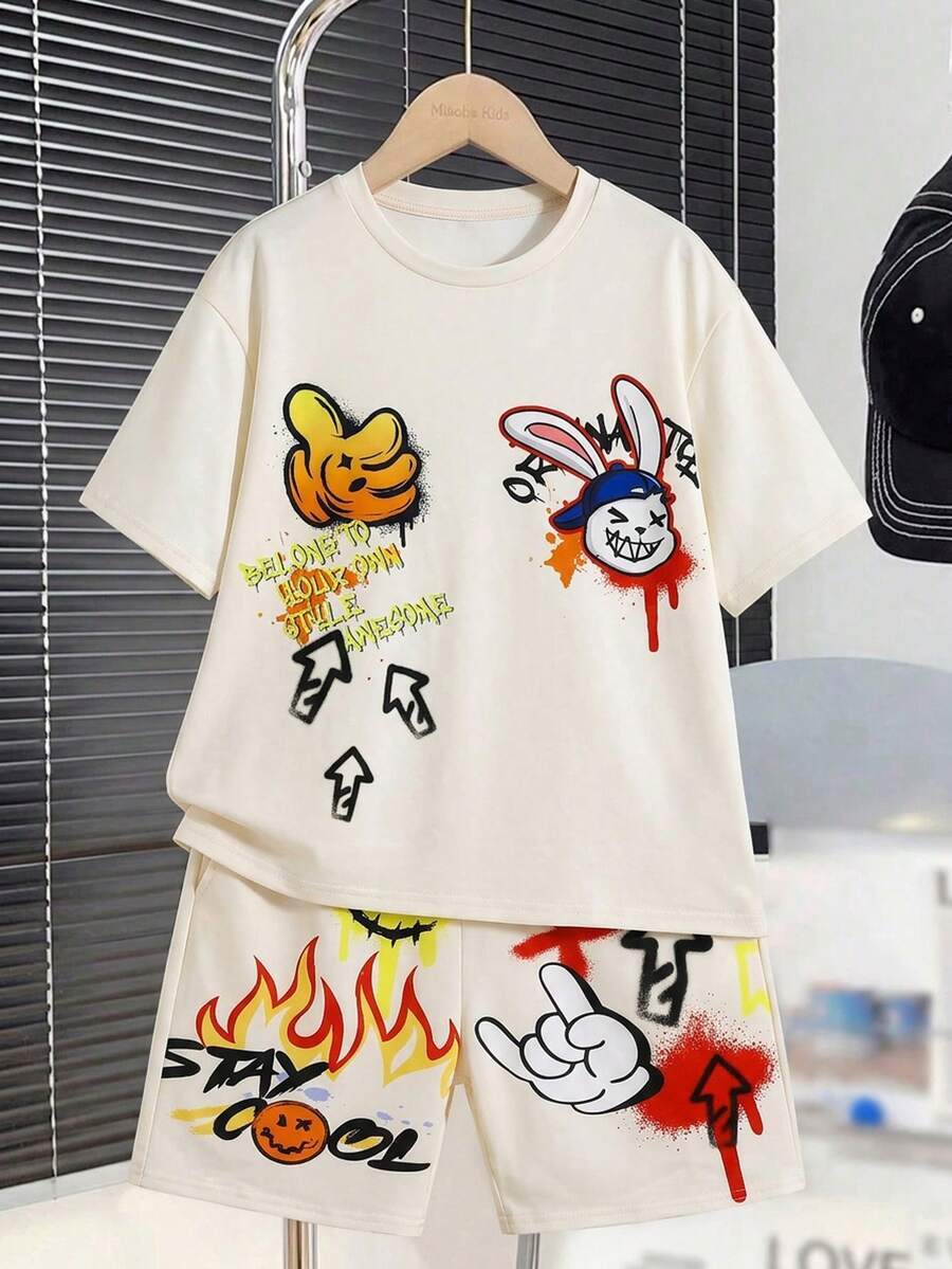 SHEIN 2件組兒童/青少年男孩塗鴉字母印花圓領寬鬆針織短褲套裝,米色夏季街頭風城市度假休閒百搭舒適穿搭 - 杏色 - 查看 1