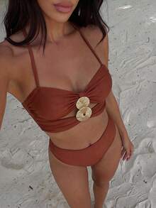 Bonvoyette Conjunto de bikini de 2 piezas para mujer en verano con parte superior tipo bandeau y Bottom con decoración de discos metálicos brillantes en marrón, conjunto de traje de baño para festivales, fiestas, bodas, vacaciones y ocasiones elegantes - Marrón - Ver 1