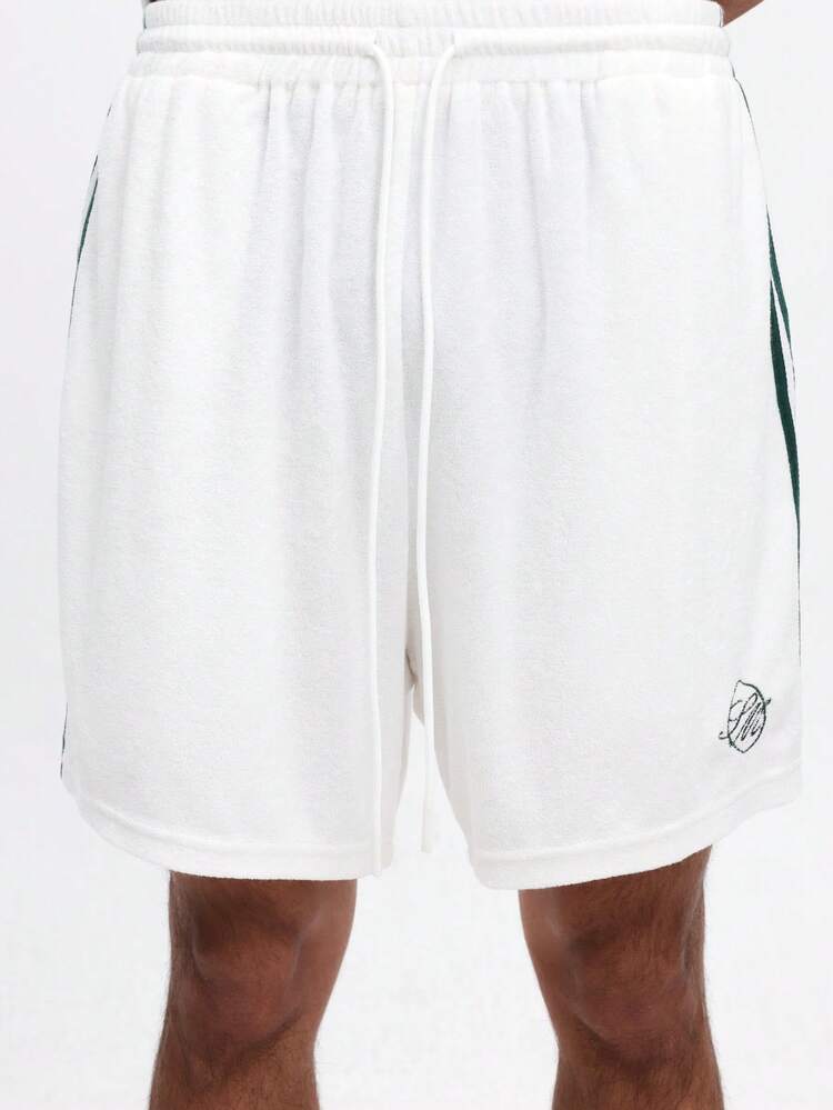 Conjunto de camisa de manga corta con botones y pantalones cortos para hombre con detalles de rayas verdes