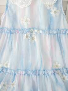 SHEIN 1 chiếc đầm hè mới cho bé gái, cổ áo thêu, phối họa tiết hoa, chất liệu chiffon, màu xanh dương, kiểu dáng tối giản, đa năng, dễ thương, thích hợp cho học sinh, đi biển, dáng rộng. - Màu xanh lam - Xem 4