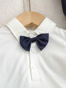 男婴三件套正式绅士套装：白色领结连体衣、可调节背带卡其裤和绅士帽，适合生日派对、宴会、演出、婚礼、迎婴派对、周岁生日庆祝等场合。男婴燕尾服套装，经典婴儿背带裤，男童婚礼正式服装，夏季穿着。 - 藏蓝色 - 查看 5