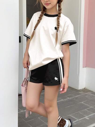 Conjunto de camiseta de manga corta holgada de cuello redondo y pantalones cortos, de estilo minimalista y cómodo, con patrón de caballero en blanco y negro, rayas de contraste, adecuado para uso diario en primavera/verano