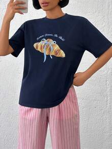 EURMUSE 女士藏蓝色羊角面包图案T恤 – 休闲宽松版型，棉涤混纺，短袖，食物印花T恤，“幸运眷顾勇者”字样 - 藏蓝色 - 查看 5