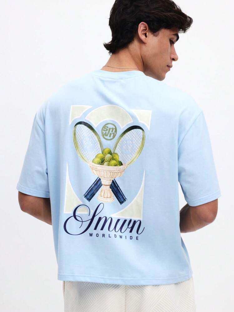 メンズ ライトブルー クルーネック ボックスフィット プリントTシャツ テニスグラフィックと「WORLDWIDE」テキスト 半袖 夏カジュアルティー