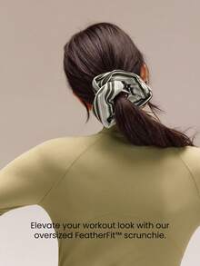 GLOWMODE FeatherFit™ Studio Swirl 柔软弹力吸汗超大反光Logo发圈，适合健身房锻炼、瑜伽、日常运动穿着 - 條紋綠 - 查看 2