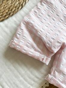 SHEIN 女宝宝夏季梦幻之选无袖浅紫色白格子连体衣，柔和甜美的浅紫色调，清新田园风，经典格子图案增添俏皮感，修身剪裁凸显可爱迷人。适合外出、拍照、居家休闲、户外运动和欢乐派对，让您的宝宝变身时尚小甜心。 - 彩色 - 查看 4
