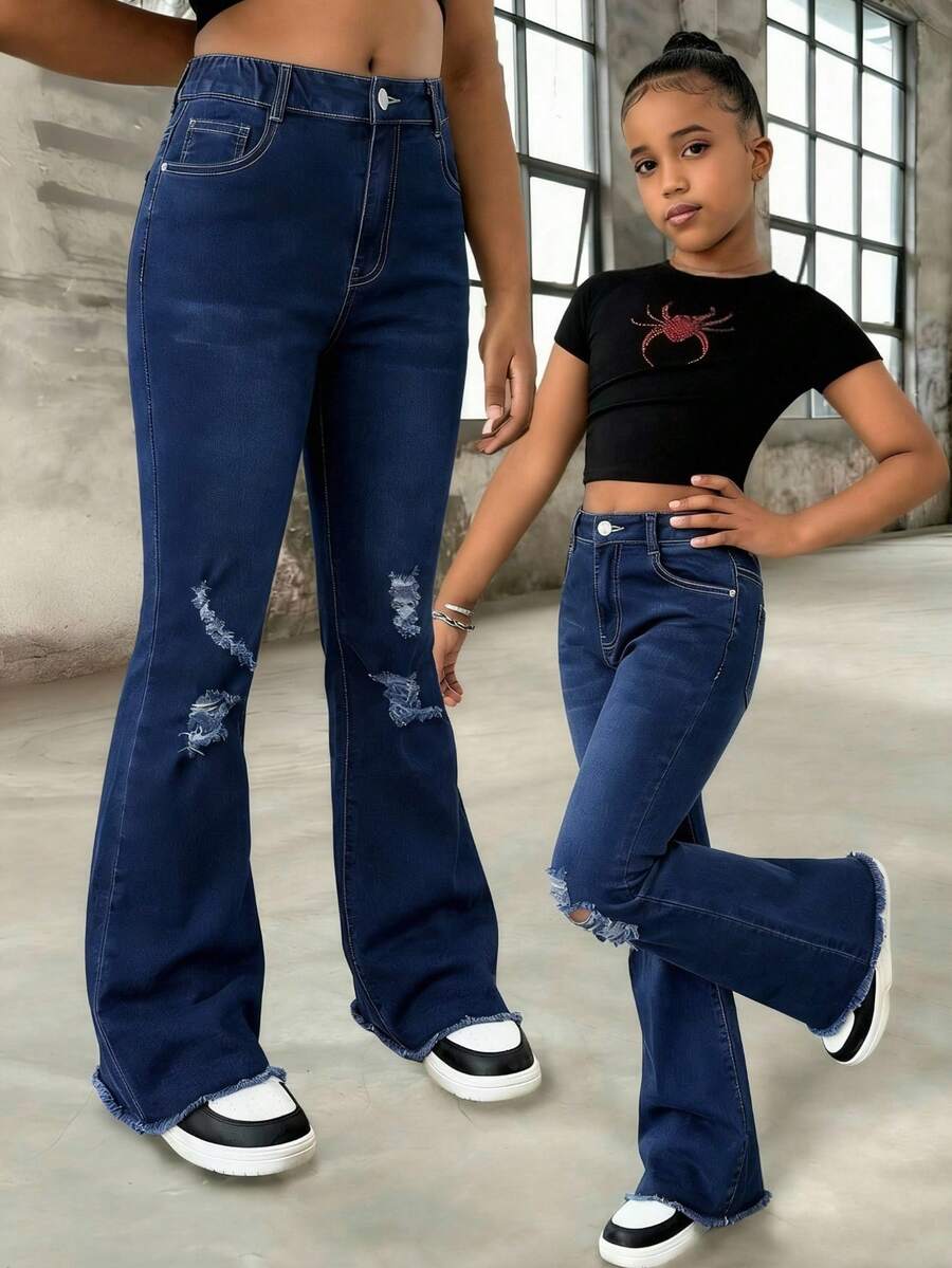 SHEIN ChillGRL 女童破洞喇叭牛仔裤,夏季新品,四季皆宜,深蓝色牛仔布,Y2K街头风,夏季度假,复古做旧水洗,高腰喇叭裤型,舒适弹力棉质牛仔面料,适合上学、通勤、派对、暑假、音乐节等各种场合,百搭时尚 - 中等水洗藍 - 查看 1