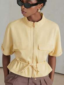 Camisa utilitaria corta y de moda, con dos bolsillos simétricos en el pecho, diseño de cintura ceñida, en general ordenada y práctica - Amarillo claro - Ver 4