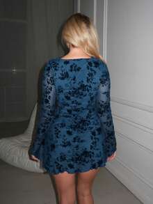 Turnttoni Vestido mini ajustado de manga larga con malla y estampado vintage elegante para mujer - azul real - Ver 2