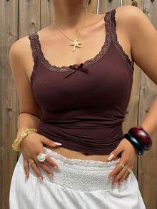 Dazy Plus 弹力修身撞色蕾丝蝴蝶结装饰性感简约露脐吊带背心 - 酒紅色 - 查看 1