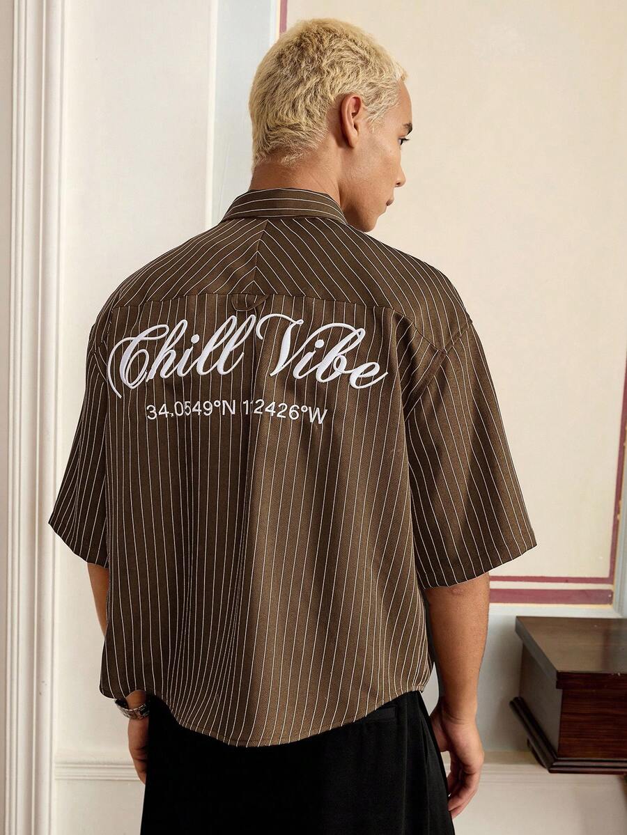 SWAVVY 标准尺码男士休闲蓝白条纹短袖宽松衬衫，饰有花卉英文刺绣 - 咖啡棕 - 查看 1
