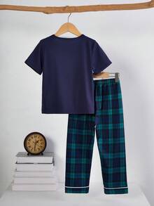 SHEIN Genkimix Kids Bộ đồ mặc nhà thoải mái cho bé trai gồm áo tay ngắn và quần kẻ caro thời trang dễ thương, áo in chữ và quần dài kẻ caro. - Màu xanh hải quân - Xem 2