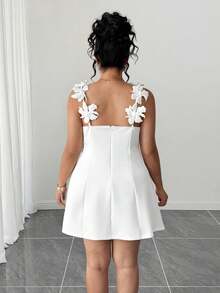 SHEIN PETITE CURVE 大码女士优雅印花无袖A字连衣裙，露背3D花朵设计，适合日常约会、旅行、拍照和外出等场合。 - 白色 - 查看 2