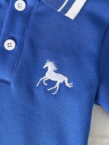 男婴 Polo 领刺绣短袖 T 恤。这款 T 恤将经典的 Polo 衫设计与时尚活泼的刺绣图案相结合，使其成为理想之选。 - 彩色 - 查看 4